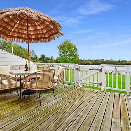 Luxury Lodge In The Heart Of The Cotswolds Cirencester Exterior foto
